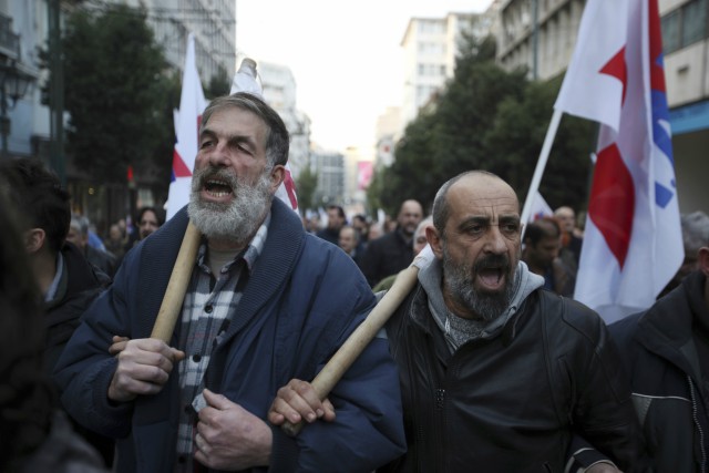 Протестиращи щурмуваха гръцко министерство