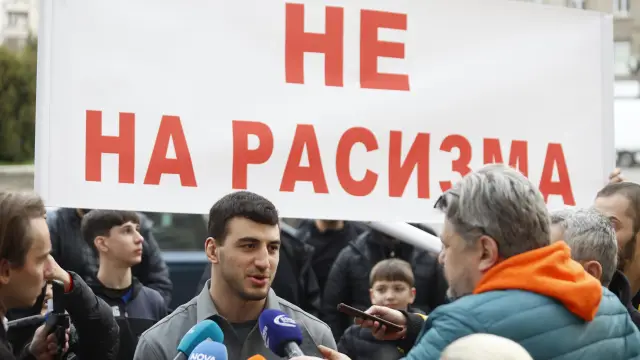 Протест пред спортното министерство: борци и фенове настояват за оставката на Станка Златева - СНИМКИ