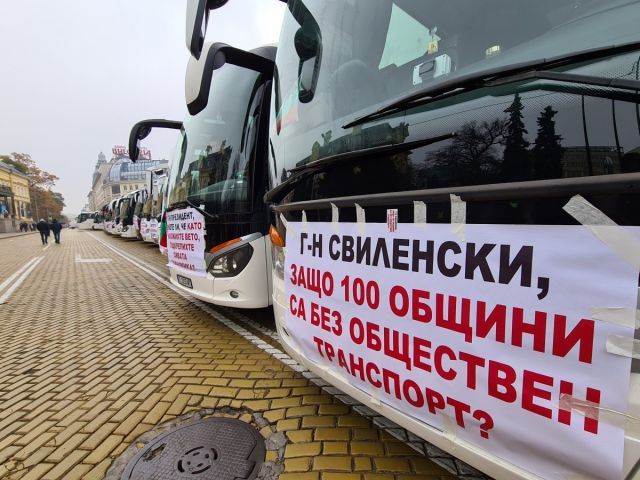 Протест на таксита блокира Ларгото (СНИМКИ)