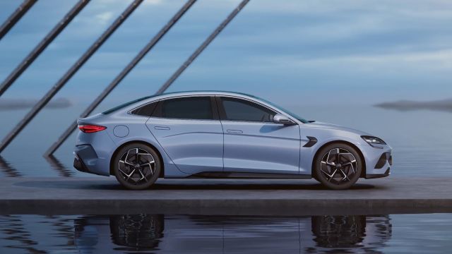 Китайска компания показа пряк конкурент на Tesla Model 3 с пробег от 700 километра