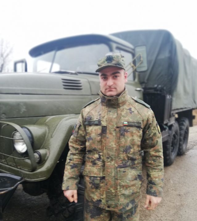 Редник Марио Андреев Пейчев спаси двама от горящия автомобил в катастрофата край Благоевград | интерФакти.БГ Редник Марио Андреев Пейчев спаси двама от горящия автомобил в катастрофата край Благоевград