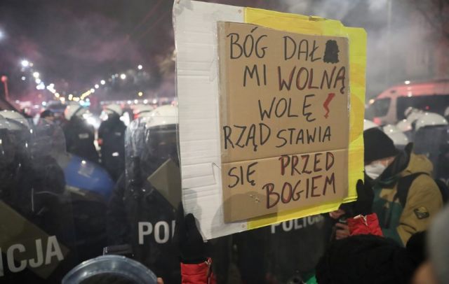 Трети ден масови протести в Полша