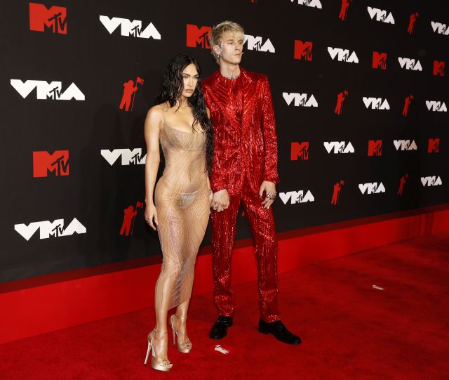 Меган Фокс едвам облечена на премиите MTV (СНИМКИ) 