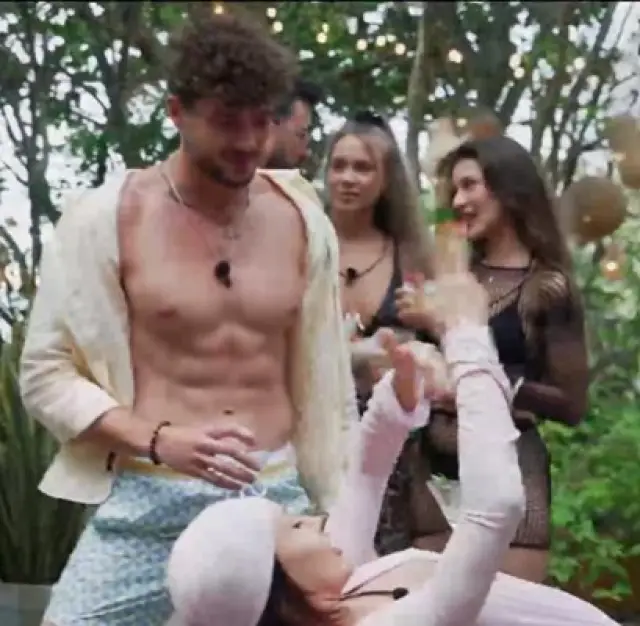 Алкохол и горещи женски тела на ергенския запой на Марто Елвиса (СНИМКИ)