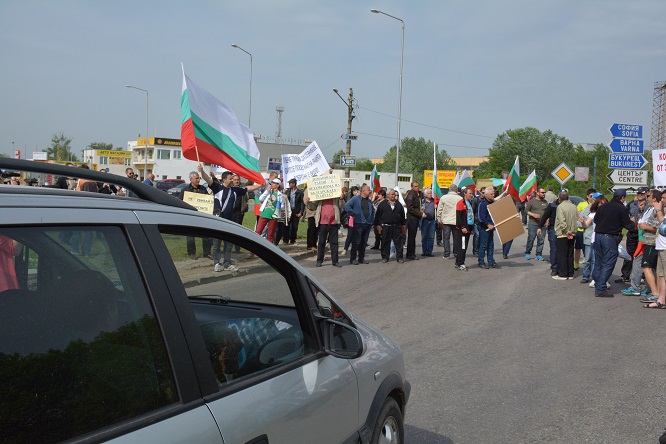 Протест на производители на домашна ракия блокира граници и пътища