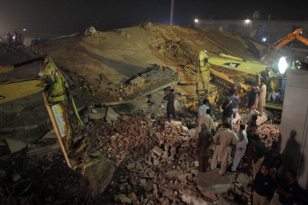 Затрупаните работници под фабрика в Пакистан пишат смс-и за помощ