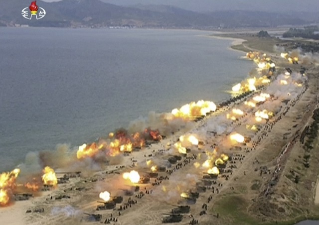 Военни игри край Корейския полуостров (ВИДЕО+СНИМКИ)