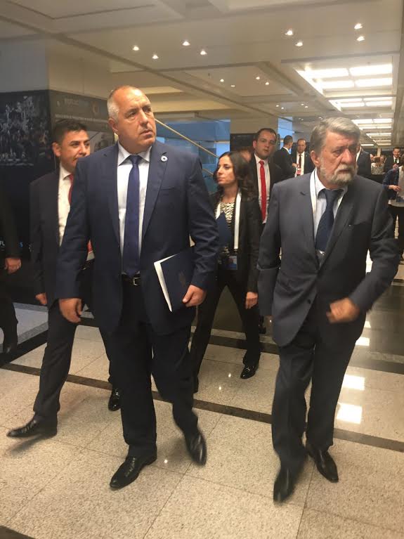 Оказването на помощ при хуманитарни кризи не може да замести политическите решения