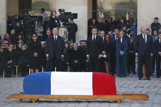 Франция се сбогува с легендата Азнавур (СНИМКИ)
