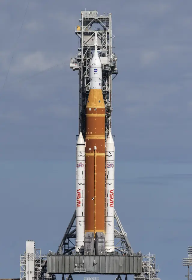 Технически недостатък: Гориво изтича от ракетата, предопределена за новата задача на НАСА до Луната