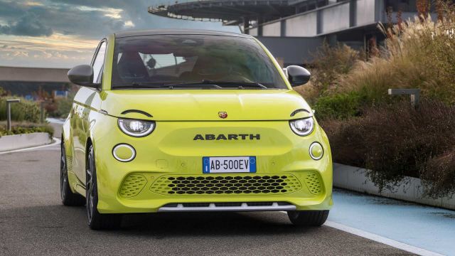 Първият електрически Abarth дебютира със скромни характеристики и фалшив звук