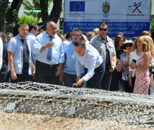 Борисов "сряза лентата" на обновения Приморски парк в Бургас (ВИДЕО)