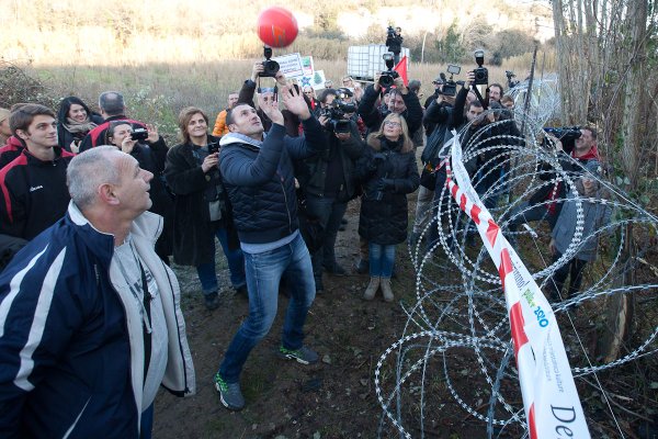 Коледа на телените огради срещу бежанците