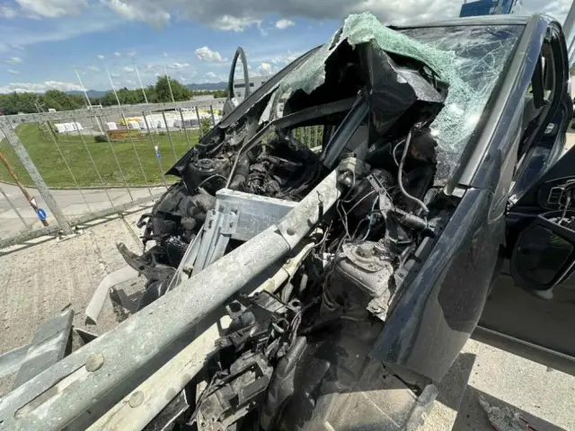 Шофьор оцеля по чудо при ужасяваща катастрофа в столицата (СНИМКИ)
