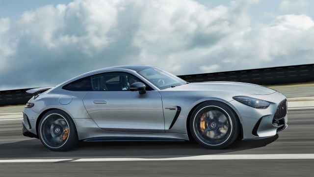 Mercedes-AMG GT дебютира с 585 конски сили и най-важното за фенове под капака