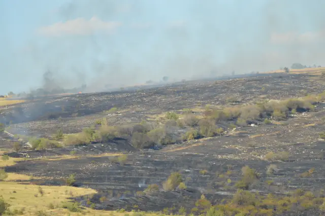  Голям пожар гори на боен полигон Сливница, към селата Безден, Опицвет и Мало Малово - СНИМКИ + ВИДЕО 