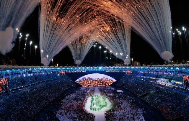 Пламъкът на олимпийския огън озари "Маракана"