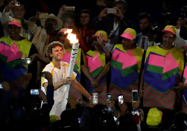 Пламъкът на олимпийския огън озари "Маракана"