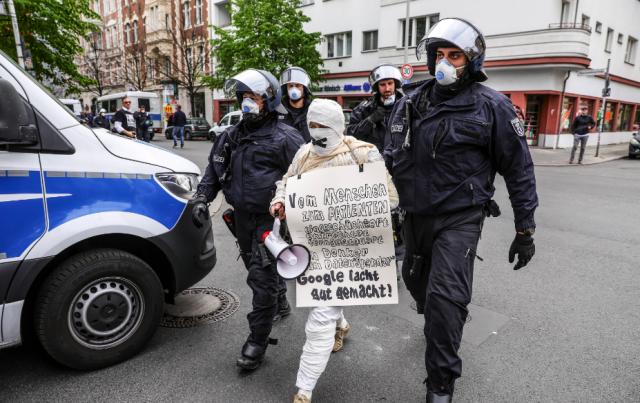 Стотици излязоха на протест в Берлин в името на гражданските права