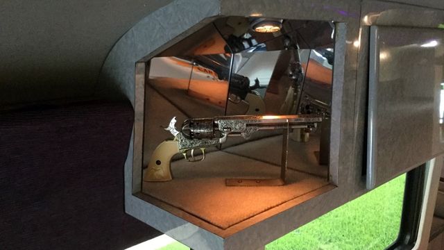  Автобусът на Принс отива на търг 