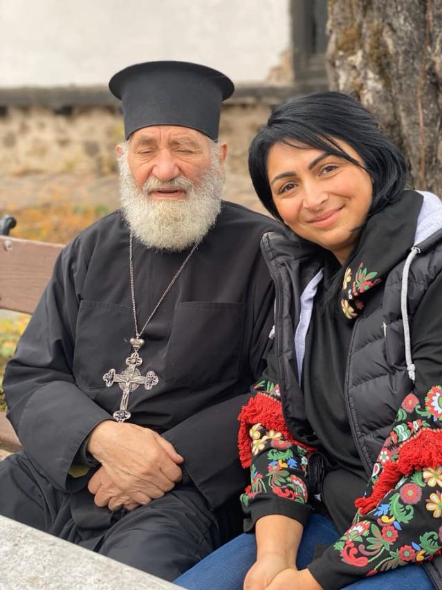  Гъркиня оказва помощ на бедните в Правец (СНИМКИ) 