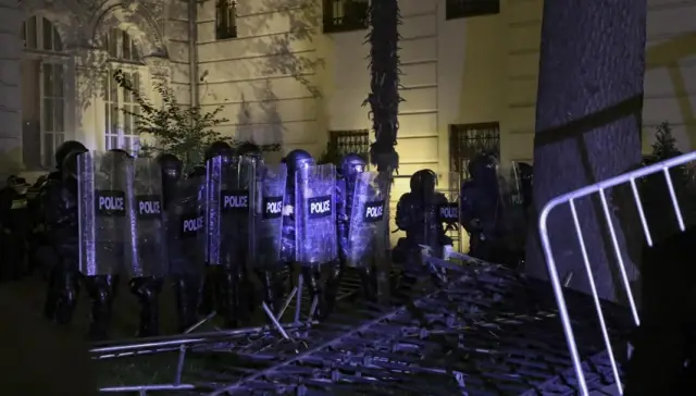 14 служители на реда са ранени вследствие на безредиците в Тбилиси, а един е с заплаха за живота (НА ЖИВО)