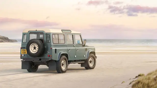 Land Rover представи „нов“ класически Defender