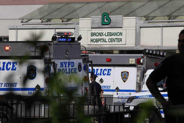 Мъж стреля напосоки в нюйоркска болница (СНИМКИ)