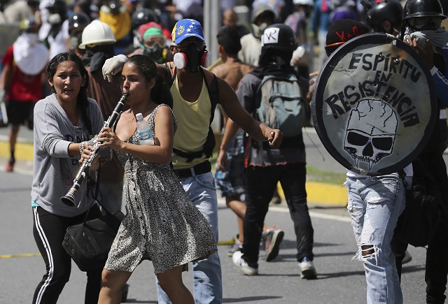 Венецуела не спира да се тресе (ВИДЕО+СНИМКИ)