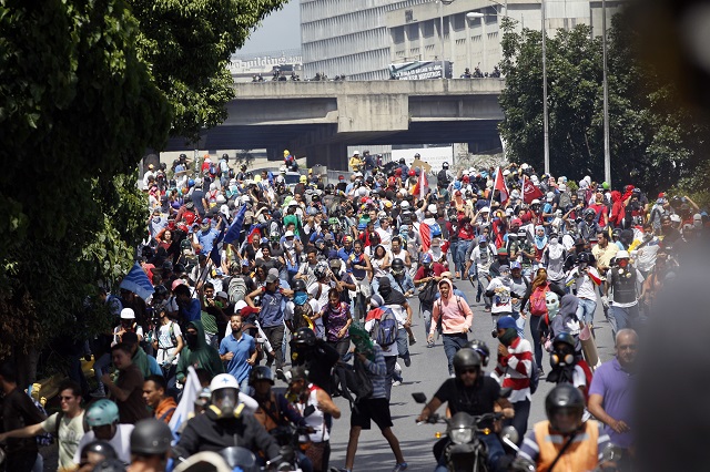 Венецуела не спира да се тресе (ВИДЕО+СНИМКИ)
