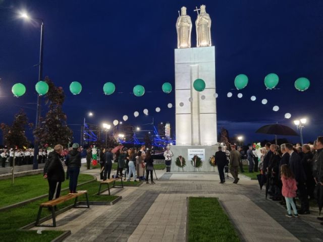 С тържествена церемония в Пазарджик бе открит 17-метров паметник на Св. Св. Константин и Елена - 2