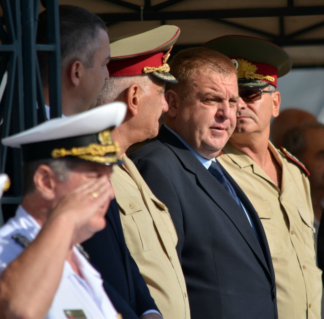 Каракачанов поиска увеличение на заплатите в армията