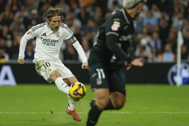 Реал Мадрид се изтеза, само че реализира значима победа в Ла Лига