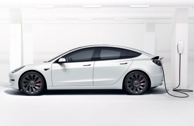 Tesla трябва да плати 70 хиляди евро за това, че Model 3 се държи като „пиян нов шофьор“