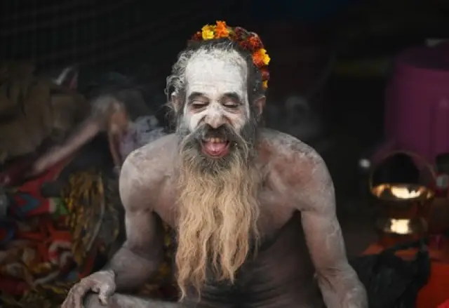 Голи монаси мажат с пенисите си поклонници с пепел в непалски храмове