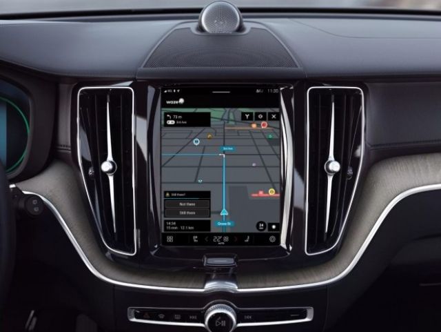 Навигацията Waze директно в колата