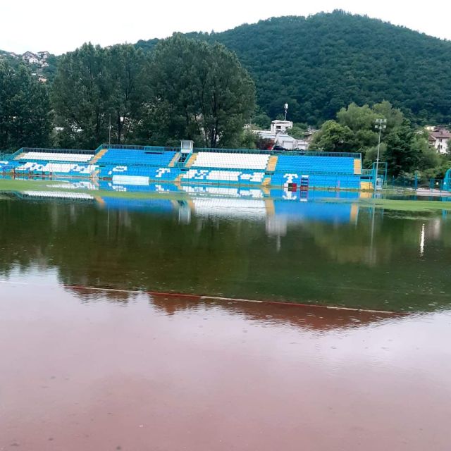 Искър излезе от коритото си до Ромча, стадионът на Своге наводнен (СНИМКИ)