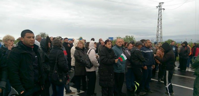 Миньори блокираха пътя за Слънчев бряг, тръгнаха на среща с кмета
