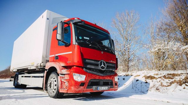 Mercedes тества електрически камиони в студа