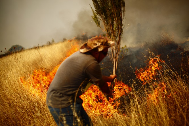 Чили продължава да гори (СНИМКИ)