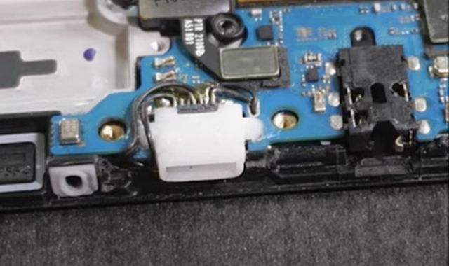 След iPhone-a с USB Type-C, вече има и Android смартфон с Lightning порт (ВИДЕО)