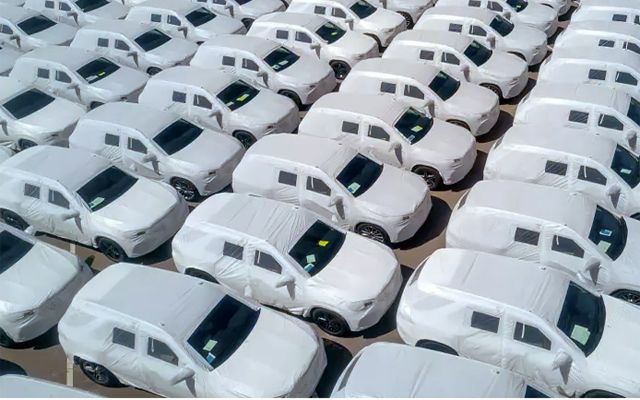 Напук на санкциите, десетки хиляди нови вносни коли в складове в предградията на Москва