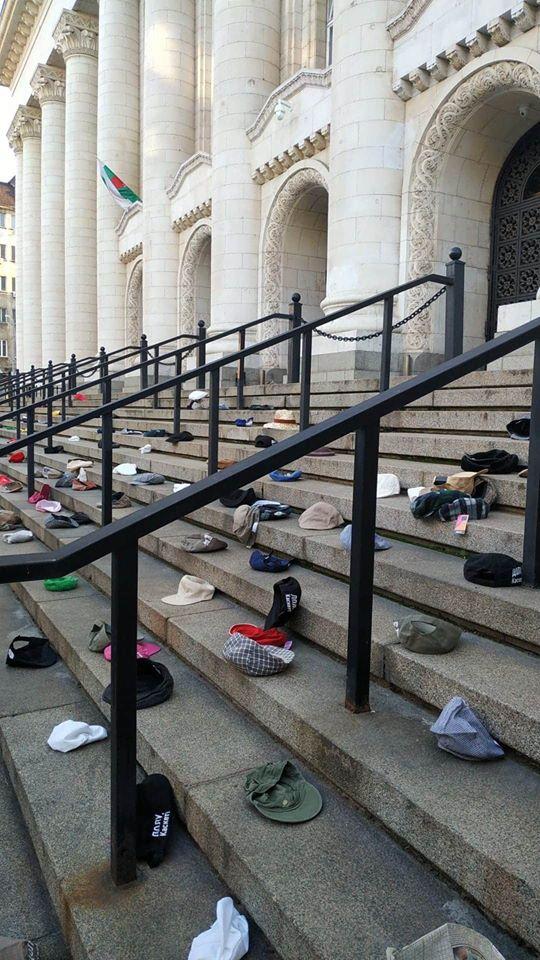 Недоволни хвърлят каскети пред Съдебната палата