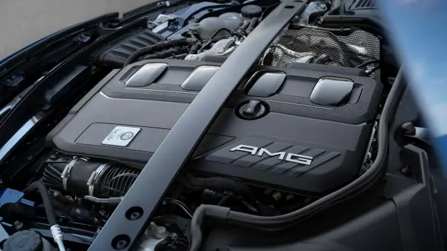Mercedes C63 получава по-голям мотор, само че друг който почитателите искат