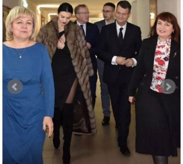  Дълбоко деколте докара до оставка в Украйна (СНИМКИ) 