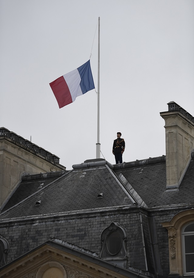 Франция удължава извънредното положение заради Манчестър