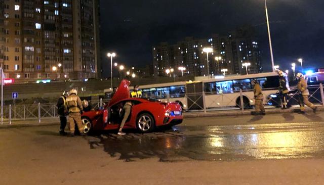  Ferrari отнесе дрифтиращо BMW (ВИДЕО) 