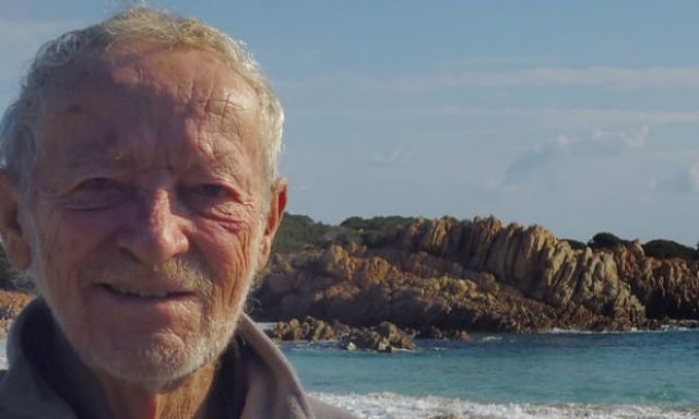Мъж, живял 32 г. на уникален самотен остров, го напуска 