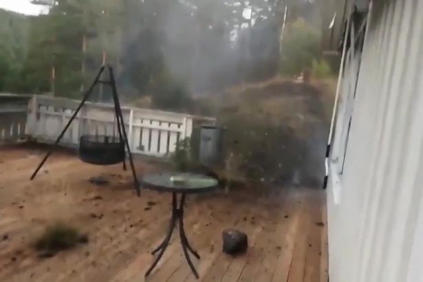 Мъж засне как мълния, пада почти в краката му (ВИДЕО)