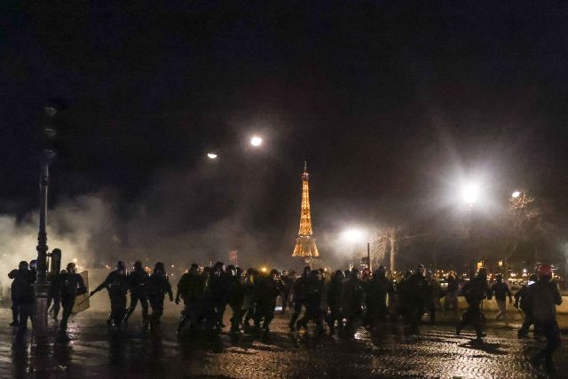 120 задържани при протестите в Париж срещу пенсионната реформа
